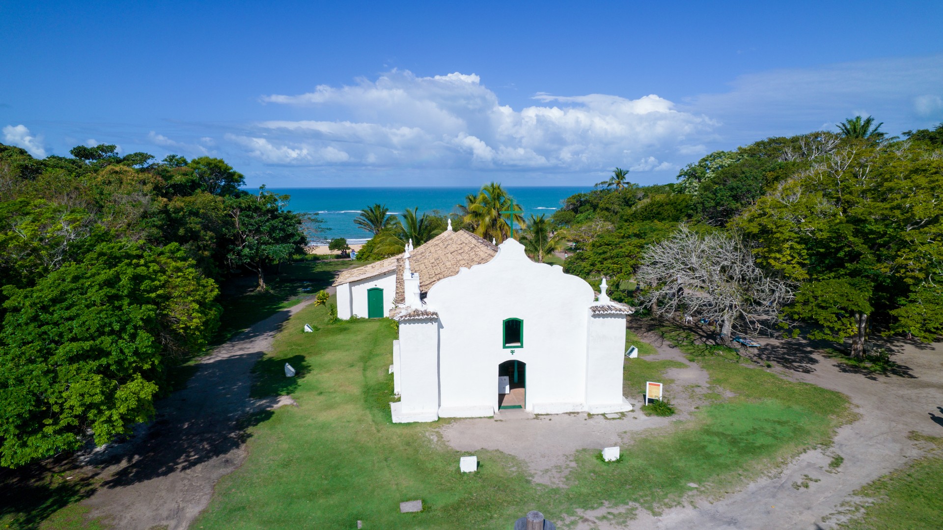 Vista aérea de Trancoso, Porto Seguro, Bahia, Brasil. Pequena capela no centro histórico de Trancoso, chamada Quadrado. Com o mar ao fundo